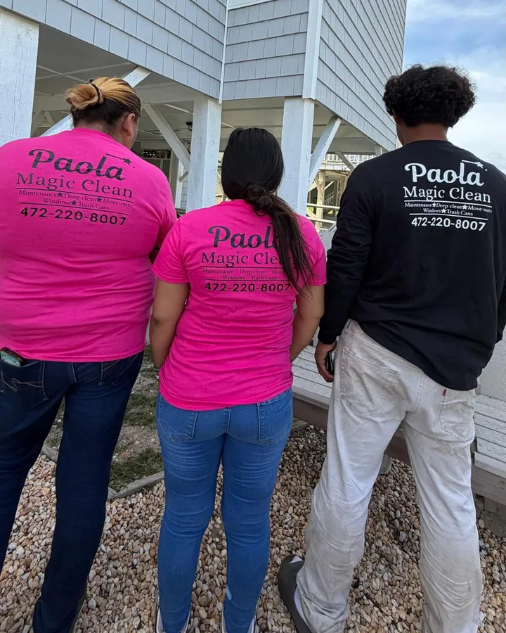 Magic Clean team in uniform in front of a beach house